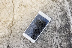 Descenso quebrado del teléfono móvil en piso del cemento Imagen de archivo libre de regalías Descenso quebrado del teléfono móvil en piso del cemento Imagen de archivo libre de regalías