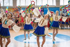 Desempenho da dança da demonstração no campeonato em cheerleading imagens de stock royalty free Desempenho da dança da demonstração no campeonato em cheerleading imagens de stock royalty free