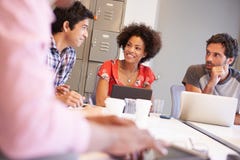 Desenhistas que encontram-se para discutir ideias novas foto de stock Desenhistas que encontram-se para discutir ideias novas foto de stock