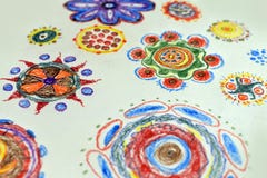 Desenho de lápis das crianças em tons multi-coloridos florais ilustração do vetor Desenho de lápis das crianças em tons multi-coloridos florais ilustração do vetor