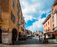 Desenzano del Garda, Italia del Nord Destinazione europea turistica popolare Vista della città di Desenzano del Garda fotografia stock Desenzano del Garda, Italia del Nord Destinazione europea turistica popolare Vista della città di Desenzano del Garda fotografia stock