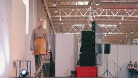 Desfile de moda Os modelos fêmeas nos vestidos vão na passarela filme Desfile de moda Os modelos fêmeas nos vestidos vão na passarela filme