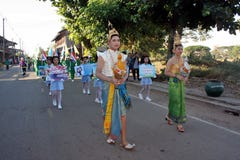 Desfile en el día del deporte de estudiantes primarios fotografía de archivo Desfile en el día del deporte de estudiantes primarios fotografía de archivo