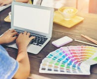 Designer& x27; рука s конструирует что использовано в продукте для стоковые фотографии rf Designer& x27; рука s конструирует что использовано в продукте для стоковые фотографии rf