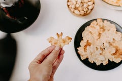 Designfödelsedagparti som är utomhus- med baloons och uppassarechips royaltyfria bilder Designfödelsedagparti som är utomhus- med baloons och uppassarechips royaltyfria bilder