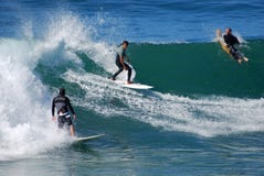 Deskowi surfingowowie przy strumyk ulicy plażą, laguna beach fotografia stock Deskowi surfingowowie przy strumyk ulicy plażą, laguna beach fotografia stock