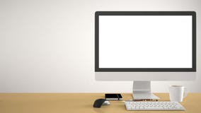 Desktop mockup, szablon, komputer na żółtym pantone barwił pracy biurko z pustym ekranem, klawiaturową myszą i notepad z piórami, fotografia stock Desktop mockup, szablon, komputer na żółtym pantone barwił pracy biurko z pustym ekranem, klawiaturową myszą i notepad z piórami, fotografia stock