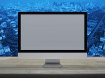 Desktop σύγχρονο όργανο ελέγχου υπολογιστών με την γκρίζα ευρεία οθόνη σε ξύλινο στοκ εικόνα με δικαίωμα ελεύθερης χρήσης Desktop σύγχρονο όργανο ελέγχου υπολογιστών με την γκρίζα ευρεία οθόνη σε ξύλινο στοκ εικόνα με δικαίωμα ελεύθερης χρήσης
