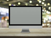Desktop σύγχρονο όργανο ελέγχου υπολογιστών με την γκρίζα ευρεία οθόνη σε ξύλινο στοκ εικόνες Desktop σύγχρονο όργανο ελέγχου υπολογιστών με την γκρίζα ευρεία οθόνη σε ξύλινο στοκ εικόνες