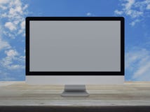 Desktop σύγχρονο όργανο ελέγχου υπολογιστών με την γκρίζα ευρεία οθόνη σε ξύλινο στοκ φωτογραφία με δικαίωμα ελεύθερης χρήσης Desktop σύγχρονο όργανο ελέγχου υπολογιστών με την γκρίζα ευρεία οθόνη σε ξύλινο στοκ φωτογραφία με δικαίωμα ελεύθερης χρήσης