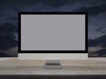 Desktop σύγχρονο όργανο ελέγχου υπολογιστών με την γκρίζα οθόνη στον ξύλινο πίνακα απεικόνιση αποθεμάτων Desktop σύγχρονο όργανο ελέγχου υπολογιστών με την γκρίζα οθόνη στον ξύλινο πίνακα απεικόνιση αποθεμάτων