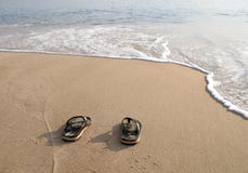 Deslizadores da praia na areia na praia Imagens de Stock Deslizadores da praia na areia na praia Imagens de Stock