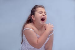 Desordenes ortop?dicos y rheumatological Problema de la obesidad gritos de la muchacha en dolor en el hombro fotos de archivo libres de regalías Desordenes ortop?dicos y rheumatological Problema de la obesidad gritos de la muchacha en dolor en el hombro fotos de archivo libres de regalías