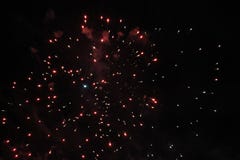Despe?a a mostra Fundo da noite Fogos-de-artif?cio firework Feriado do Natal e ano novo em estrelas vermelhas e azuis brilhantes fotos de stock royalty free Despe?a a mostra Fundo da noite Fogos-de-artif?cio firework Feriado do Natal e ano novo em estrelas vermelhas e azuis brilhantes fotos de stock royalty free