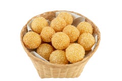 Dessert asiatique traditionnel, boule de sésame dans le panier sur le backgr blanc photo libre de droits Dessert asiatique traditionnel, boule de sésame dans le panier sur le backgr blanc photo libre de droits