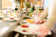 Dessert bij de kantine van de cafetariazelfbediening royalty-vrije stock foto Dessert bij de kantine van de cafetariazelfbediening royalty-vrije stock foto