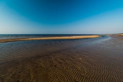 Dessert comme le sable texturis? - plage de golfe de mer baltique avec le sable blanc dans le coucher du soleil photo libre de droits Dessert comme le sable texturis? - plage de golfe de mer baltique avec le sable blanc dans le coucher du soleil photo libre de droits