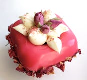 Dessert de bouquet de rose de Rose avec les fleurs comestibles crèmes et sèches photo libre de droits Dessert de bouquet de rose de Rose avec les fleurs comestibles crèmes et sèches photo libre de droits