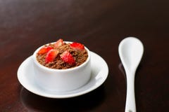 Dessert de mousse de chocolat avec la fraise photo stock Dessert de mousse de chocolat avec la fraise photo stock