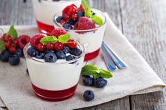 Dessert de yaourt avec la gelée et les baies fraîches photographie stock libre de droits Dessert de yaourt avec la gelée et les baies fraîches photographie stock libre de droits