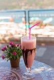 Dessert delizioso del latte con cioccolato e lo streptococco? wberry sulla tavola ceramica e sul fondo vago fotografie stock libere da diritti Dessert delizioso del latte con cioccolato e lo streptococco? wberry sulla tavola ceramica e sul fondo vago fotografie stock libere da diritti