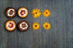 Dessert italiano e fiori secchi del campo, su una tavola di legno Genere di candela fotografie stock libere da diritti Dessert italiano e fiori secchi del campo, su una tavola di legno Genere di candela fotografie stock libere da diritti