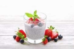 Dessert nutriente sano del superfood del vegano con le bacche ed i semi organici di chia con differenti opzioni del servizio sull immagini stock Dessert nutriente sano del superfood del vegano con le bacche ed i semi organici di chia con differenti opzioni del servizio sull immagini stock