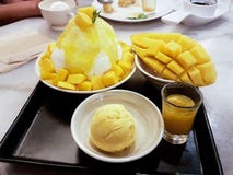 Dessert rasé de glace avec la mangue photographie stock libre de droits Dessert rasé de glace avec la mangue photographie stock libre de droits