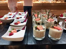 Desserts in potten en glazen op een lijst worden gediend die royalty-vrije stock afbeeldingen Desserts in potten en glazen op een lijst worden gediend die royalty-vrije stock afbeeldingen