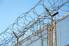 Dessus de barbelé de fil de rasoir de barrière de sécurité images libres de droits Dessus de barbelé de fil de rasoir de barrière de sécurité images libres de droits