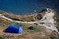 Dessus de montagne tourisme campant et tente d'aventures paysage près de l'eau extérieure au lac Lacul Balea, Transfagarasan, Rou photographie stock Dessus de montagne tourisme campant et tente d'aventures paysage près de l'eau extérieure au lac Lacul Balea, Transfagarasan, Rou photographie stock