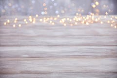 Dessus de table vide avec le fond de lumières de Noël de tache floue Photo libre de droits Dessus de table vide avec le fond de lumières de Noël de tache floue Photo libre de droits