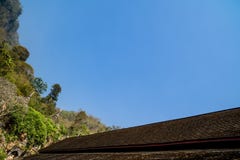 Dessus de toit en bois d'un temple bouddhiste antique avec le fond clair de ciel bleu images libres de droits Dessus de toit en bois d'un temple bouddhiste antique avec le fond clair de ciel bleu images libres de droits