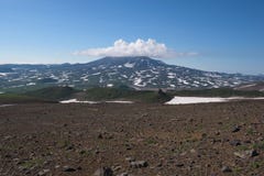 Dessus de volcan de Vilyuchinskaya caché dans les nuages, vus du volcan de Gorely photo stock Dessus de volcan de Vilyuchinskaya caché dans les nuages, vus du volcan de Gorely photo stock
