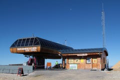 Dessus-station de funiculaire de Chamrousse photographie stock libre de droits Dessus-station de funiculaire de Chamrousse photographie stock libre de droits