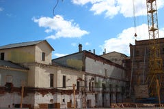 A destruição da construção velha, reconstrução, mudanças estruturais construção, trabalhos do guindaste do arranha-céus no local imagem de stock royalty free A destruição da construção velha, reconstrução, mudanças estruturais construção, trabalhos do guindaste do arranha-céus no local imagem de stock royalty free