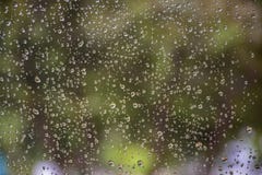 Deszcz opuszcza na samochodowym okno z światłem słonecznym, mokry szkło, deszczowy dzień obrazy stock Deszcz opuszcza na samochodowym okno z światłem słonecznym, mokry szkło, deszczowy dzień obrazy stock