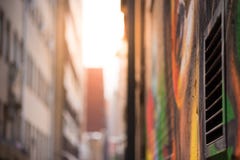 Det abstrakta stilfotografiet som ser ner en grafitti, fodrade grändwa royaltyfri bild Det abstrakta stilfotografiet som ser ner en grafitti, fodrade grändwa royaltyfri bild