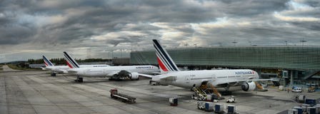 Det Air France flygbussflygplanet som parkeras på Paris flygplatsfolk, stiger ombord till flyget arkivbilder Det Air France flygbussflygplanet som parkeras på Paris flygplatsfolk, stiger ombord till flyget arkivbilder