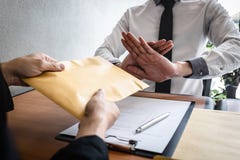 Det anti-bestickning och korruptionbegreppet, aff?rsmannen som v?grar och, mottar inte pengarsedeln packar in erbjudande fr?n aff arkivfoton Det anti-bestickning och korruptionbegreppet, aff?rsmannen som v?grar och, mottar inte pengarsedeln packar in erbjudande fr?n aff arkivfoton