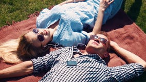 Det attraktiva barnet kopplar ihop att koppla av i sommarsolen lager videofilmer Det attraktiva barnet kopplar ihop att koppla av i sommarsolen lager videofilmer