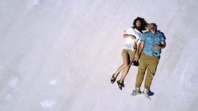 Det episka filmiska flyg- skottet för den bästa sikten av avkopplade lyckliga par som tillsammans ligger i mitt av Bonneville, sa stock video Det episka filmiska flyg- skottet för den bästa sikten av avkopplade lyckliga par som tillsammans ligger i mitt av Bonneville, sa stock video