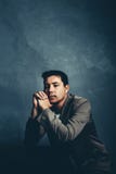 Det globala begreppet av religionen och tro, en stående av en stilig man som ber stilig manstående arkivfoton Det globala begreppet av religionen och tro, en stående av en stilig man som ber stilig manstående arkivfoton