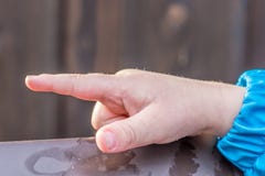 Det lilla barnets hand indikerar riktningen royaltyfria foton Det lilla barnets hand indikerar riktningen royaltyfria foton