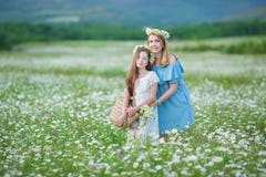 Det lyckliga moder- och dotterbarnet samman med gula maskrosblommor i sommardag tycker om lycklig fri tid för semestern tillsamma royaltyfria bilder Det lyckliga moder- och dotterbarnet samman med gula maskrosblommor i sommardag tycker om lycklig fri tid för semestern tillsamma royaltyfria bilder