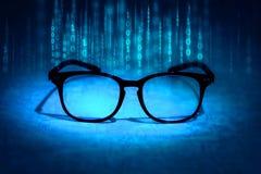 Det läs- glasögon absorberar binära data, begrepp av framtida knowl royaltyfria foton Det läs- glasögon absorberar binära data, begrepp av framtida knowl royaltyfria foton