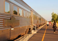 Det långdistans- drevet Ghanen väntar på passagerare, järnvägsstationen Katherine, NT Australien Royaltyfria Bilder Det långdistans- drevet Ghanen väntar på passagerare, järnvägsstationen Katherine, NT Australien Royaltyfria Bilder