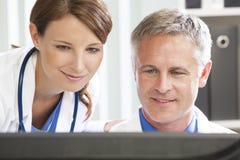 Det Male kvinnligsjukhuset Doctors Använda Dator royaltyfri foto Det Male kvinnligsjukhuset Doctors Använda Dator royaltyfri foto