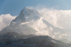 Det mycket höga snöbergmaximumet över molnen jämnar arkivbilder Det mycket höga snöbergmaximumet över molnen jämnar arkivbilder