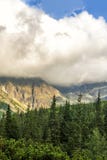 Det polska landskapet för Tatra bergsommar med blå himmel och vit fördunklar arkivbild Det polska landskapet för Tatra bergsommar med blå himmel och vit fördunklar arkivbild